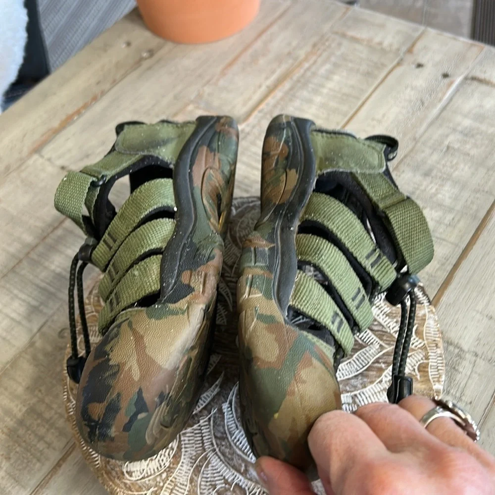 KEEN KIDS OLIVE GREEN CAMO SANDALS SIZE 3 (LITTLE BOYS )